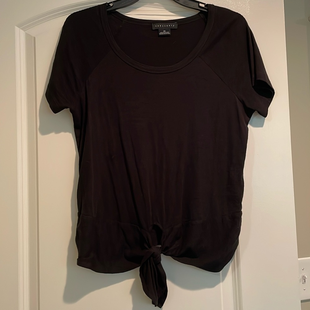 Black short sleeve Sanctuary top. Knot tie front